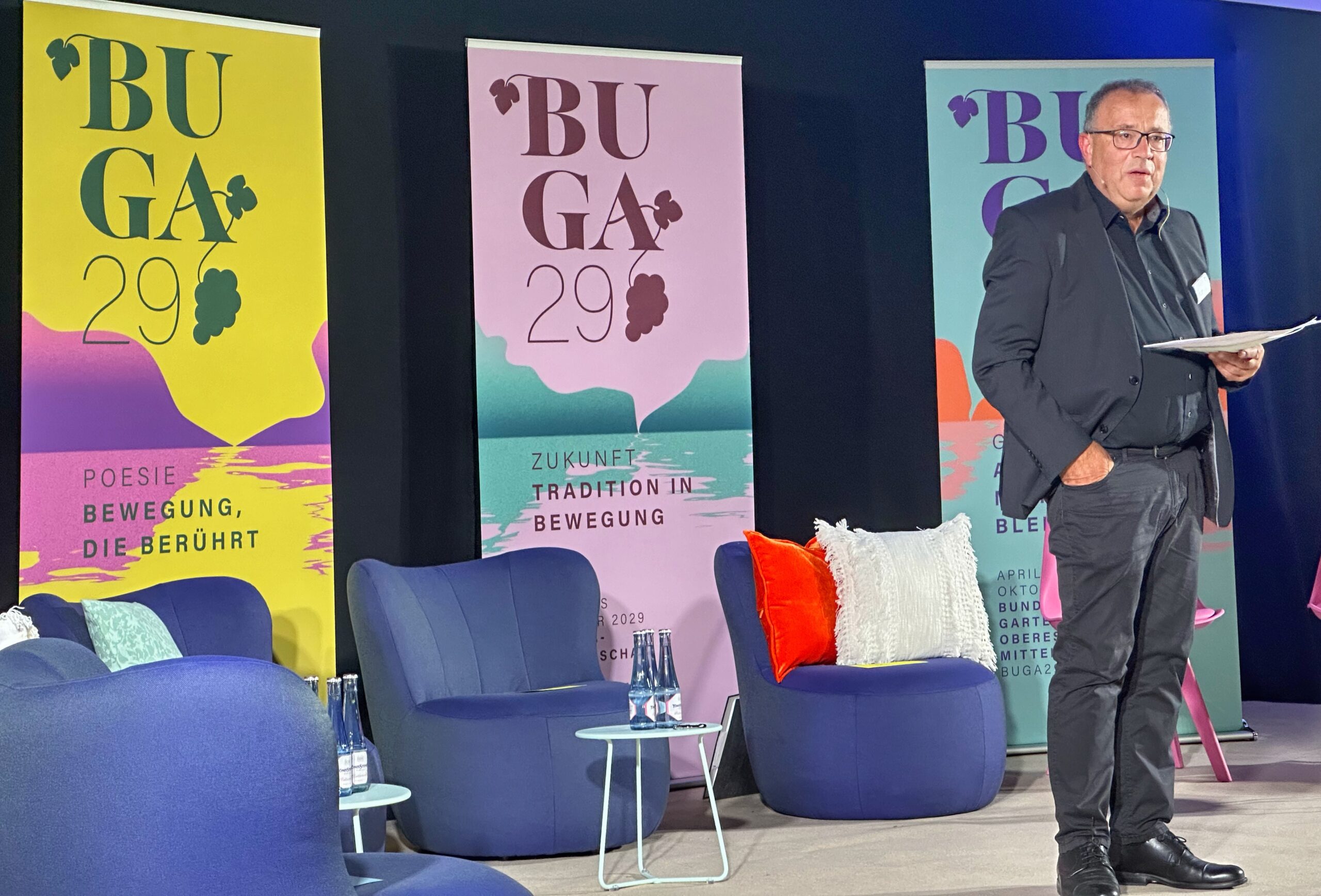 sliderimage-BUGA29-Geschäftsführer begrüßt die Gäste beim Symposium in der Rheinfelshalle. Foto: BUGA29
