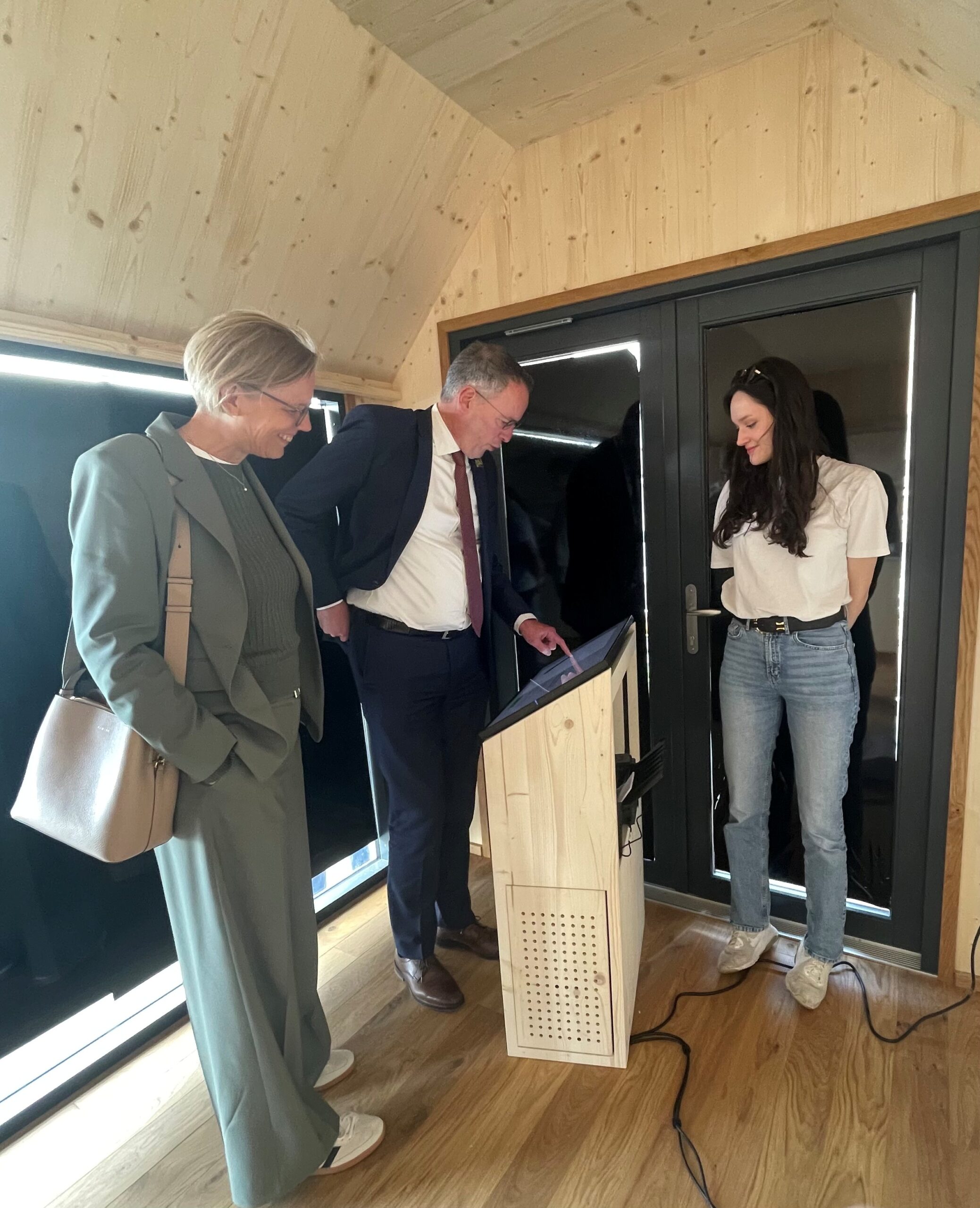 sliderimage-Innenminister Michael Ebling und Staatssekretärin Simone Schneider (Ministerium des Innern und für Sport Rheinland-Pfalz) gestalten ihre persönliche fantasievolle Gartenpflanze. (Foto: BUGA29)