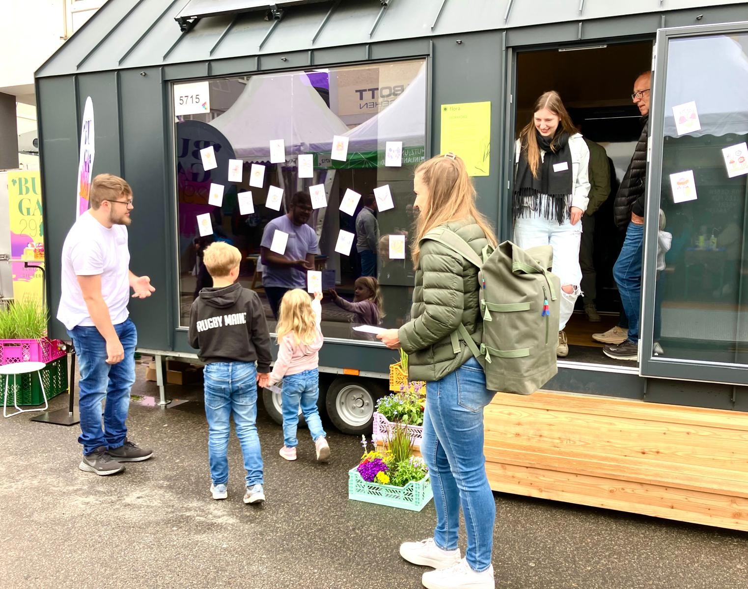 sliderimage-Impressionen vom farbenfrohen und einladenden Stand der BUGA29 auf dem Rheinland-Pfalz-Tag (Foto: BUGA29)
 