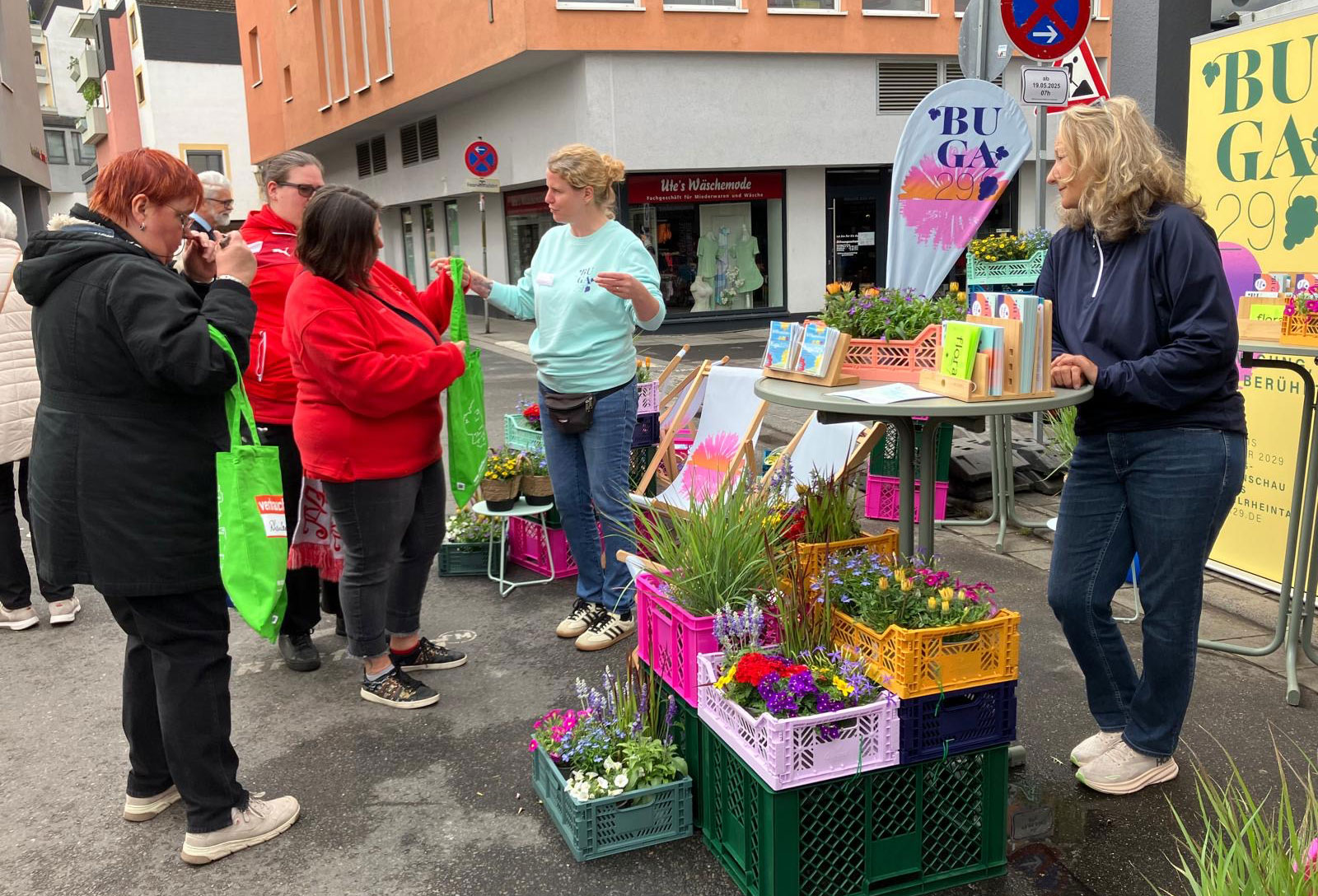 sliderimage-Impressionen vom farbenfrohen und einladenden Stand der BUGA29 auf dem Rheinland-Pfalz-Tag (Foto: BUGA29)
 
