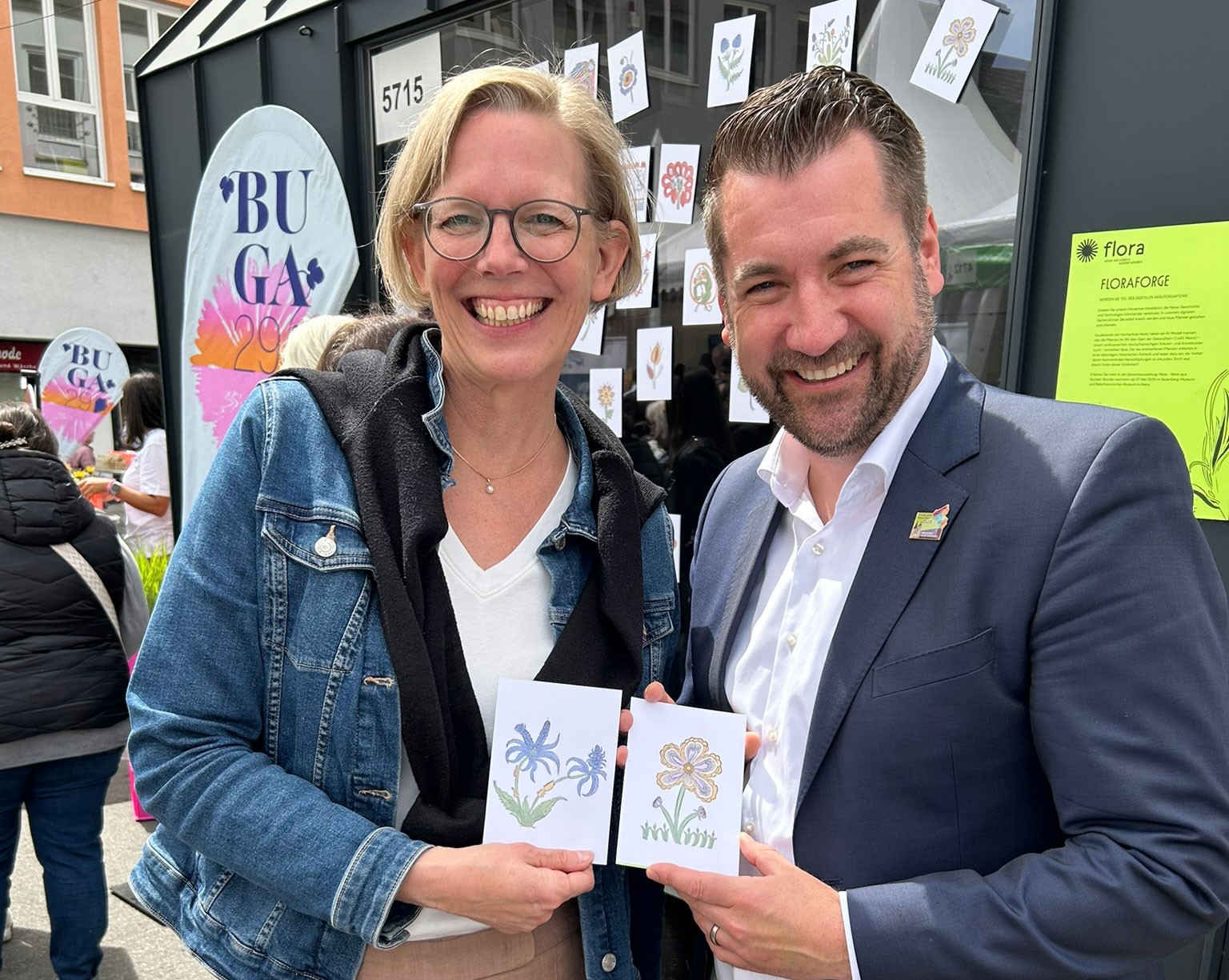 sliderimage-Staatssekretärin Simone Schneider (Ministerium des Innern und für Sport Rheinland-Pfalz) und Fedor Rose, Chef der Staatskanzlei Rheinland-Pfalz freuen sich über ihre kreativen Andenken. (Foto: BUGA29)