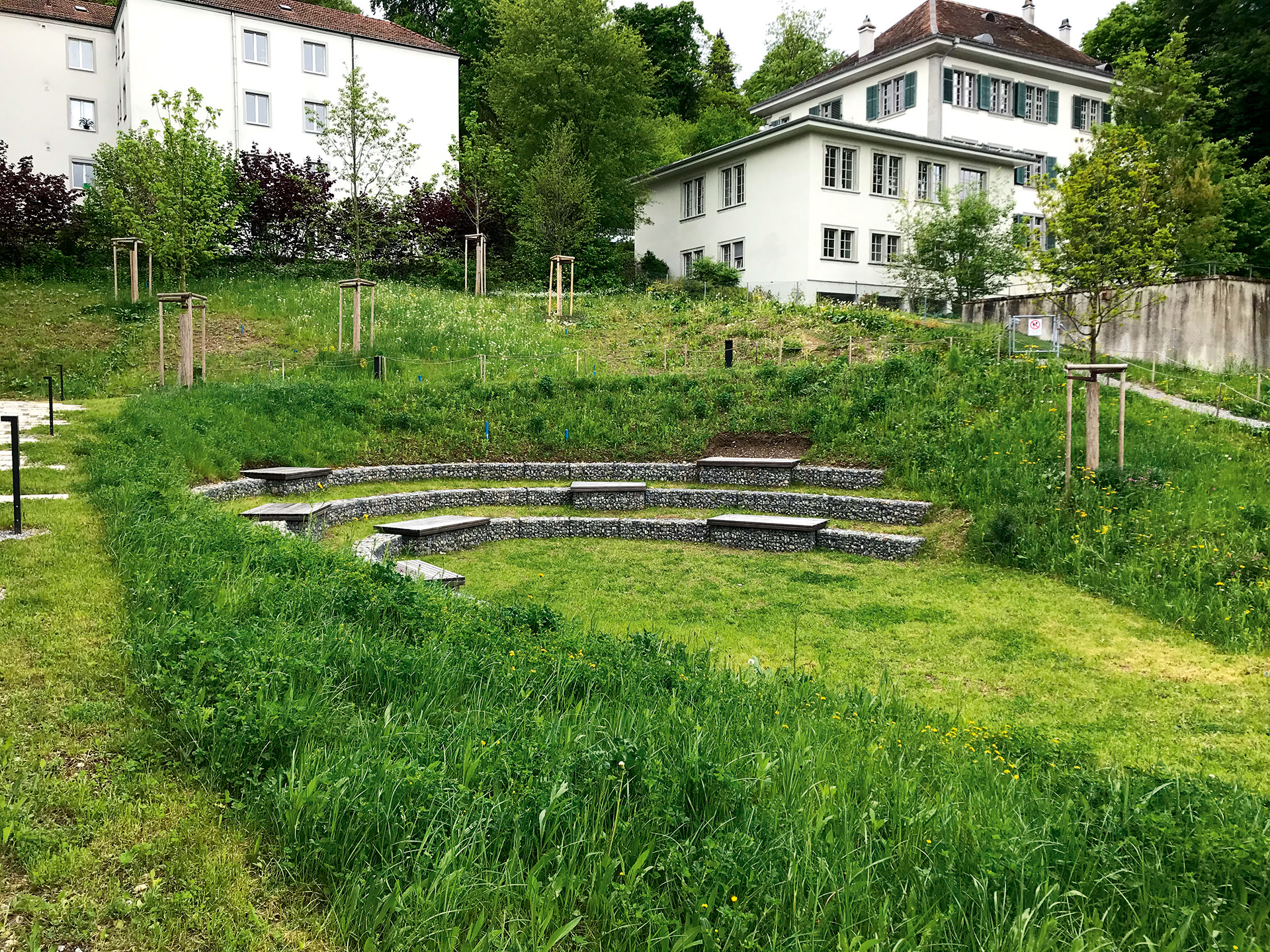 sliderimage-Doppelnutzung von Grünflächen als Aufenthaltsbereich und
Retentionsfläche (Regenrückhaltefläche)