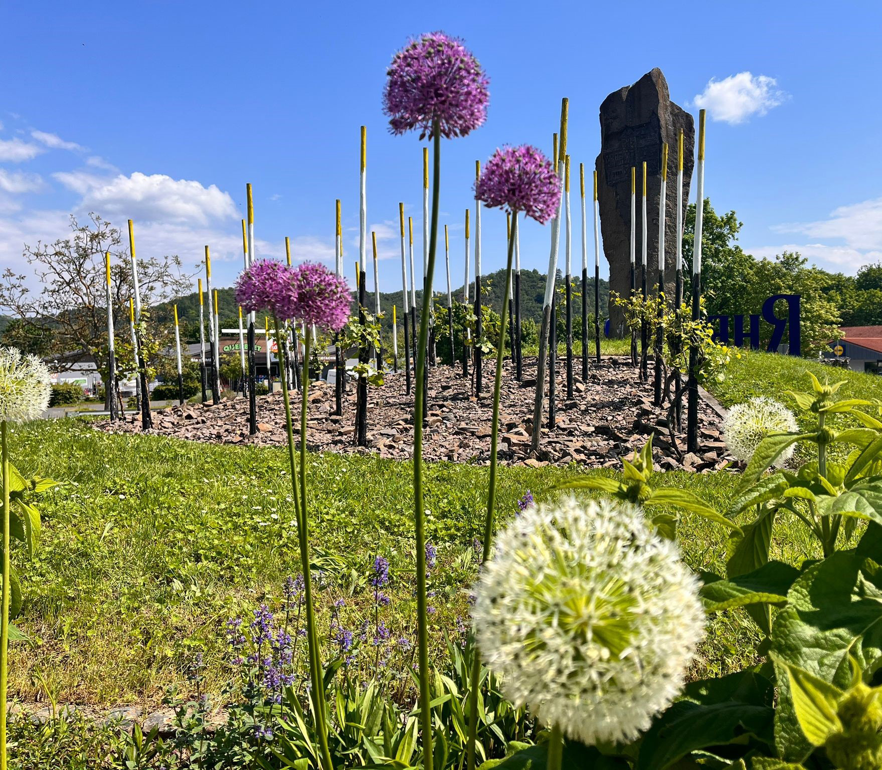sliderimage-Rhenser Kreisel an der B9