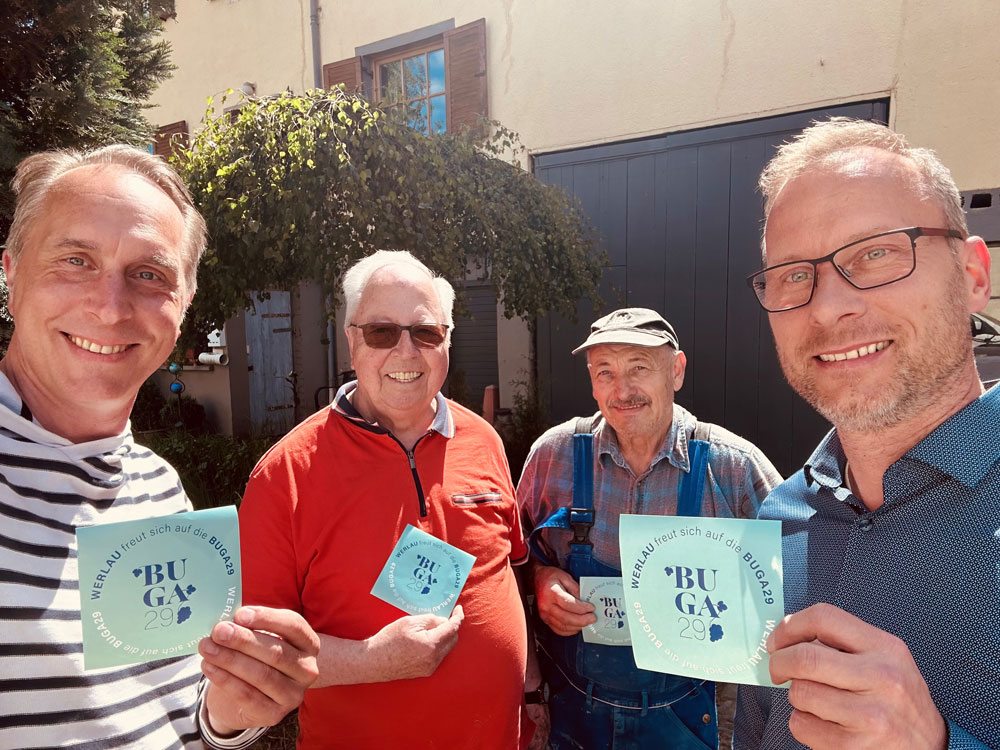 sliderimage- Engagierte Bürgerinnen und Bürger freuen sich über die Stickeraktion und auf die BUGA29