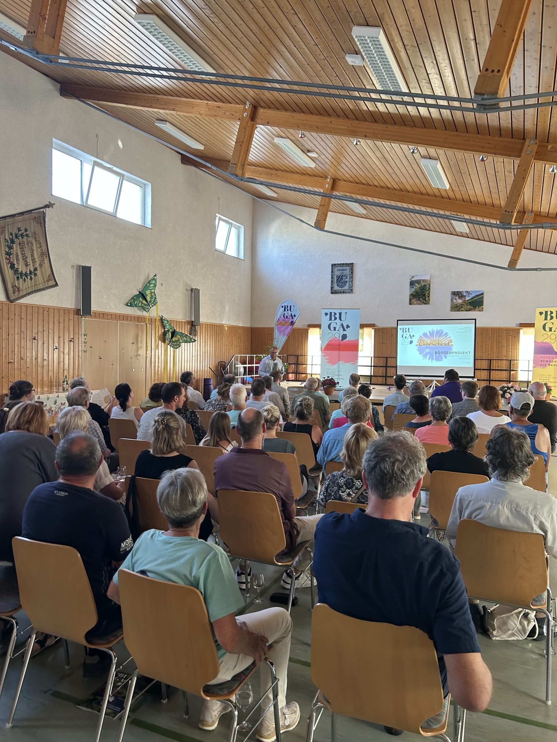 sliderimage-Rund 60 Gäste folgten der Einladung zur Präsentation des BUGA-Bürgerprojekts im Dorfgemeinschaftshaus Dörscheid.