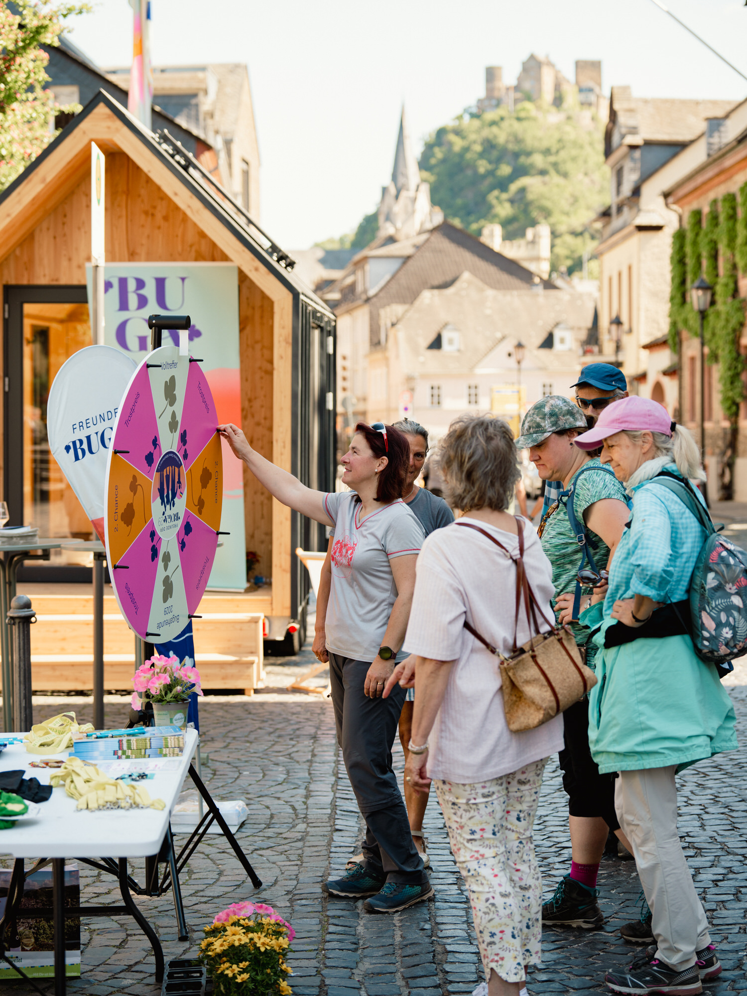 sliderimage-Die BUGA-Freunde begeistern Besucher:Innen mit dem BUGA-Glücksrad.