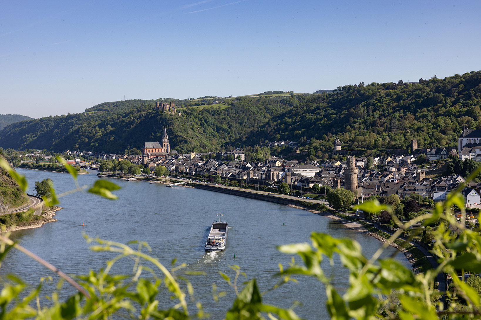 Ein Frachtschiff auf dem Rhein bei Oberwesel