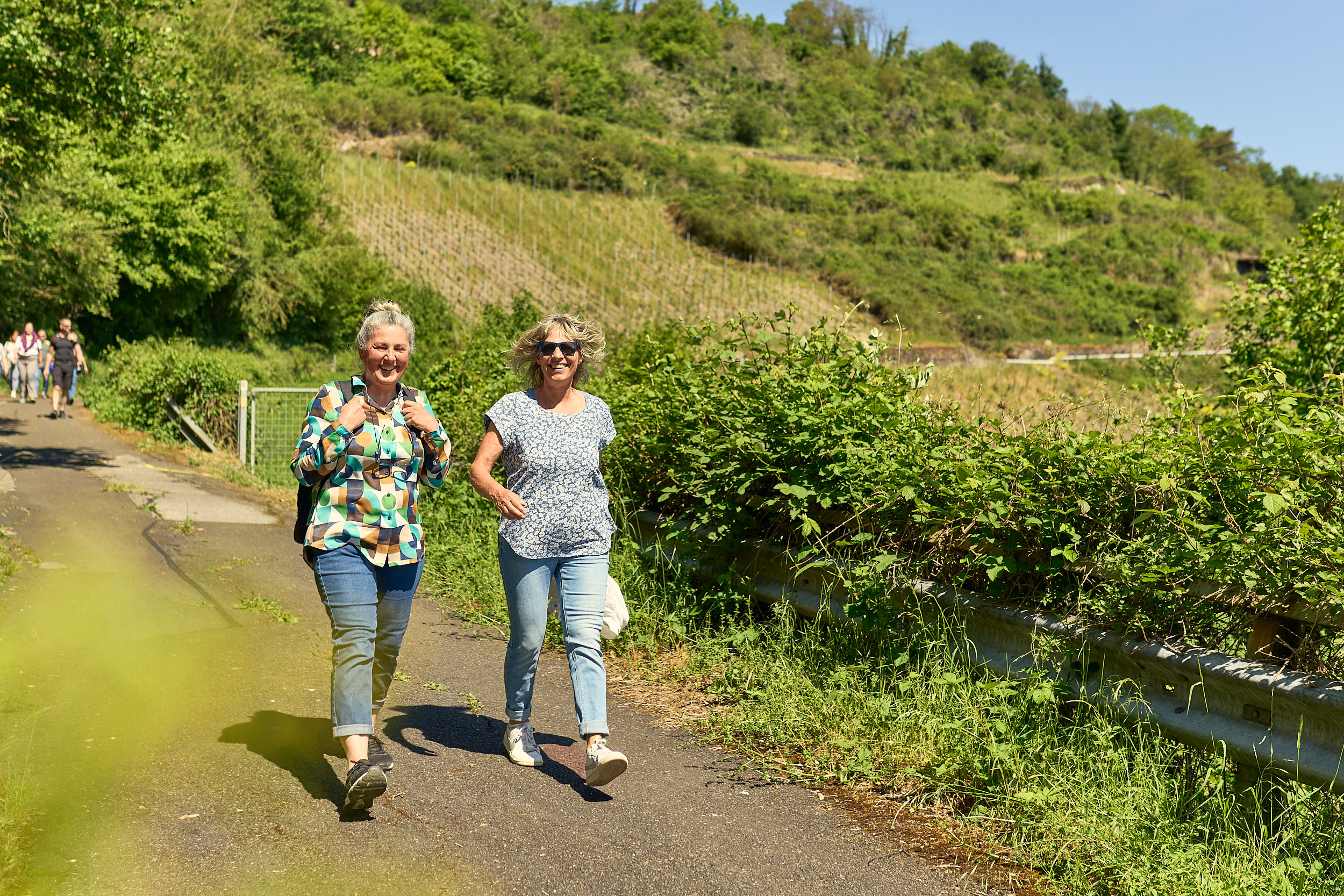 sliderimage-Zwei Wanderinnen auf ihrem Weg durch die Natur bei Oberwesel.