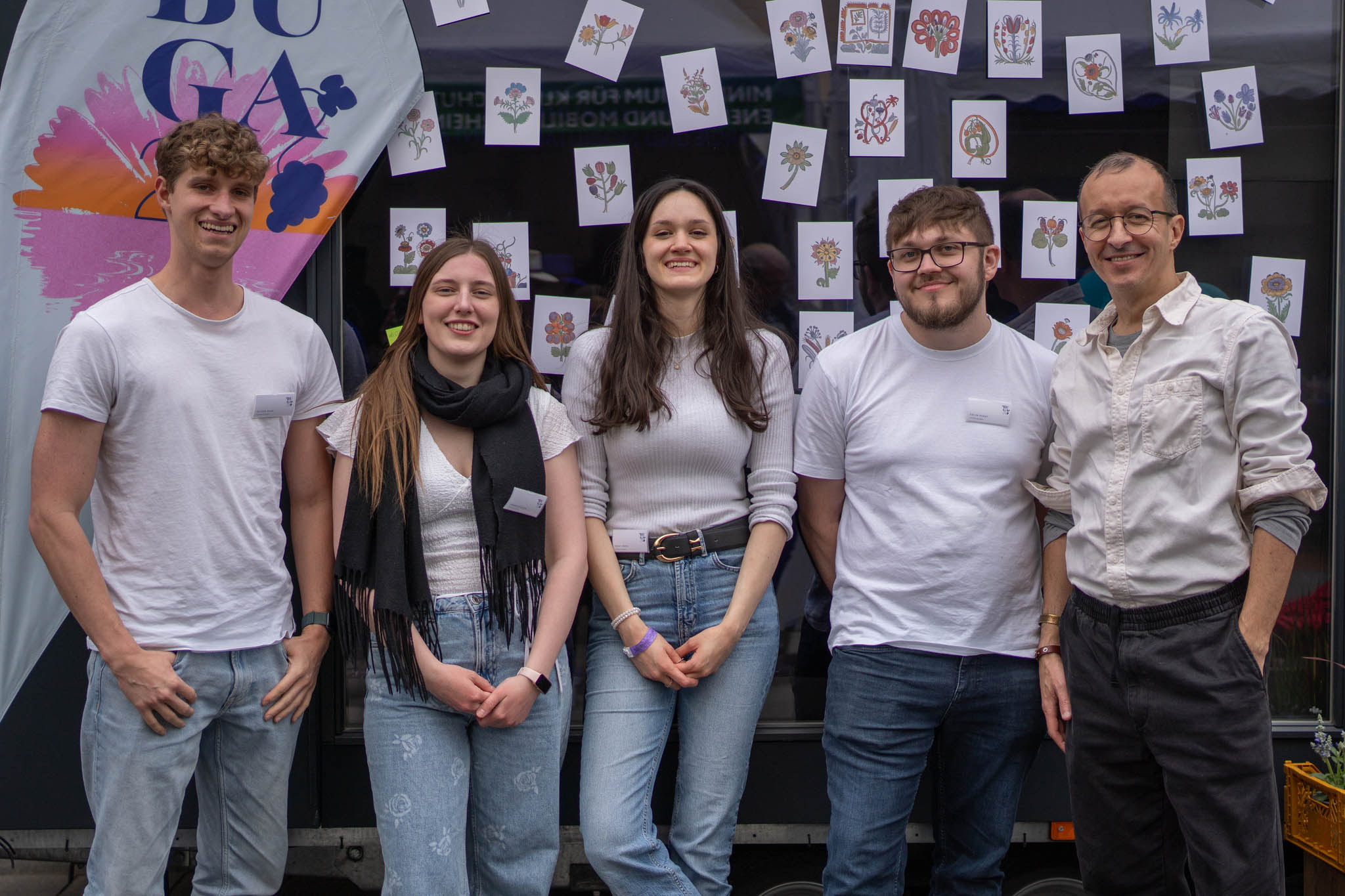 sliderimage-Studierende des Studiengangs Zeitbasierte Medien mit Dozent Igor Posavec (1. v. r.): (v. l. n. r.) Oliver Beer, Agnes Stigler, Berit Bove, Colin Sobat.