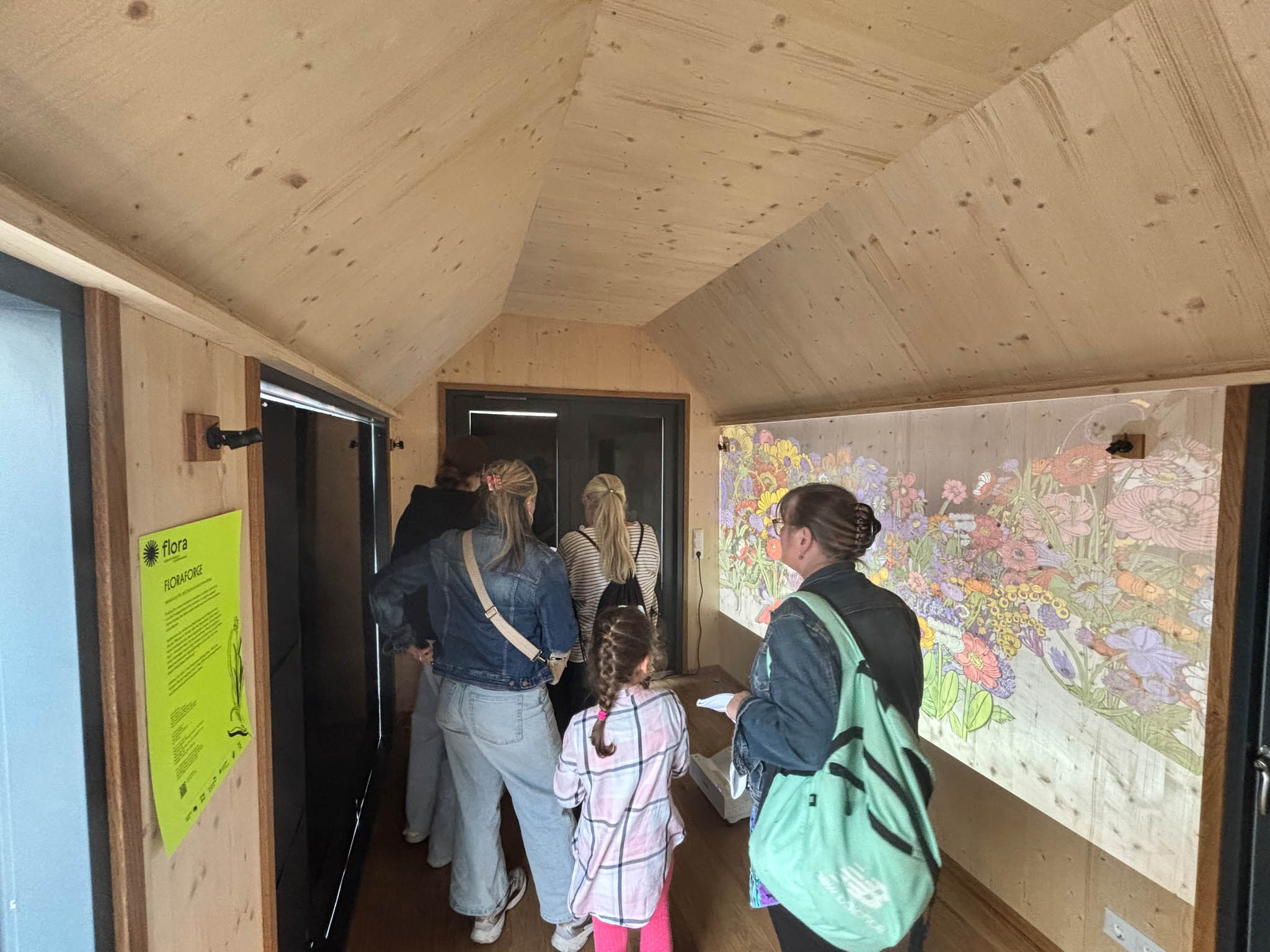 sliderimage-Das Innere des BUGA-Tinyhouses mit interessierten Besucher:innen des RLP-Tags.