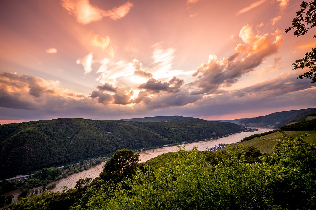 Sonnenuntergang über dem Rhein