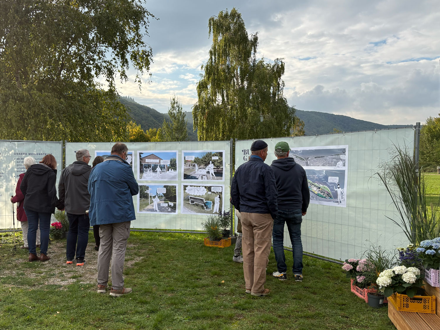 sliderimage-Interessierte Bürger:Innen an den Planwänden in Bingen