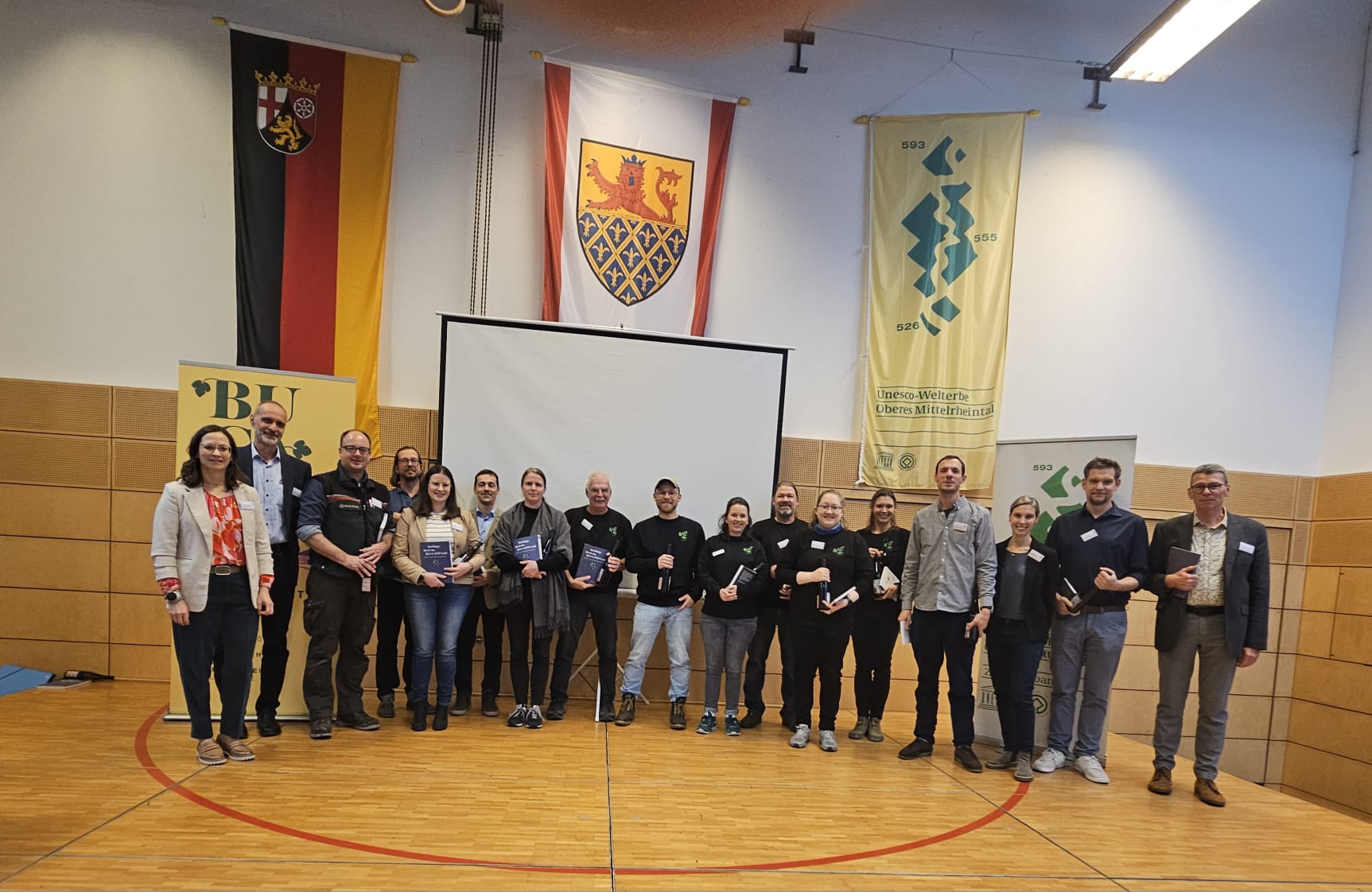 Gruppenbild mit 17 Personen in einer Sporthalle