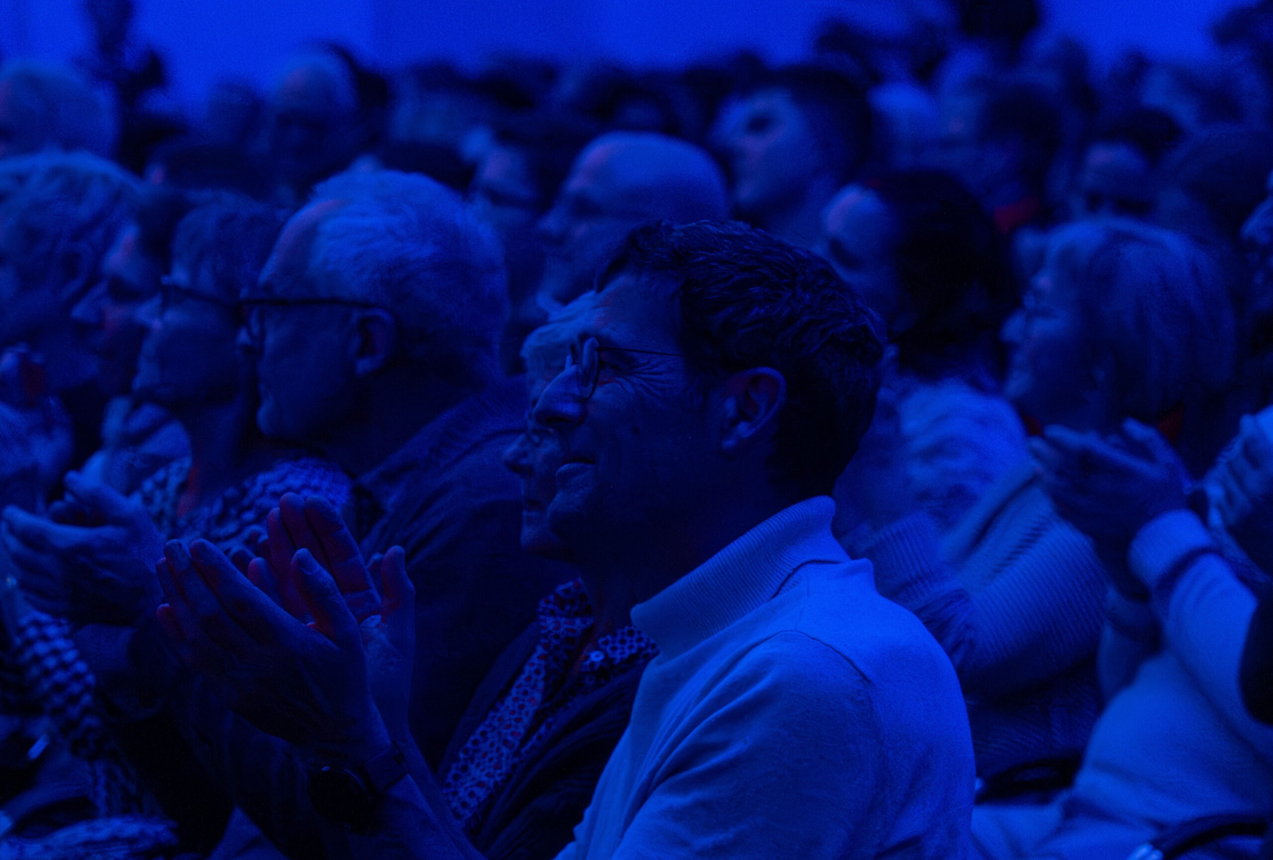 sliderimage-Die Zuschauenden werden von der Stimmung mitgenommen und tauchen ein in die Welt der Farben und der Magie.