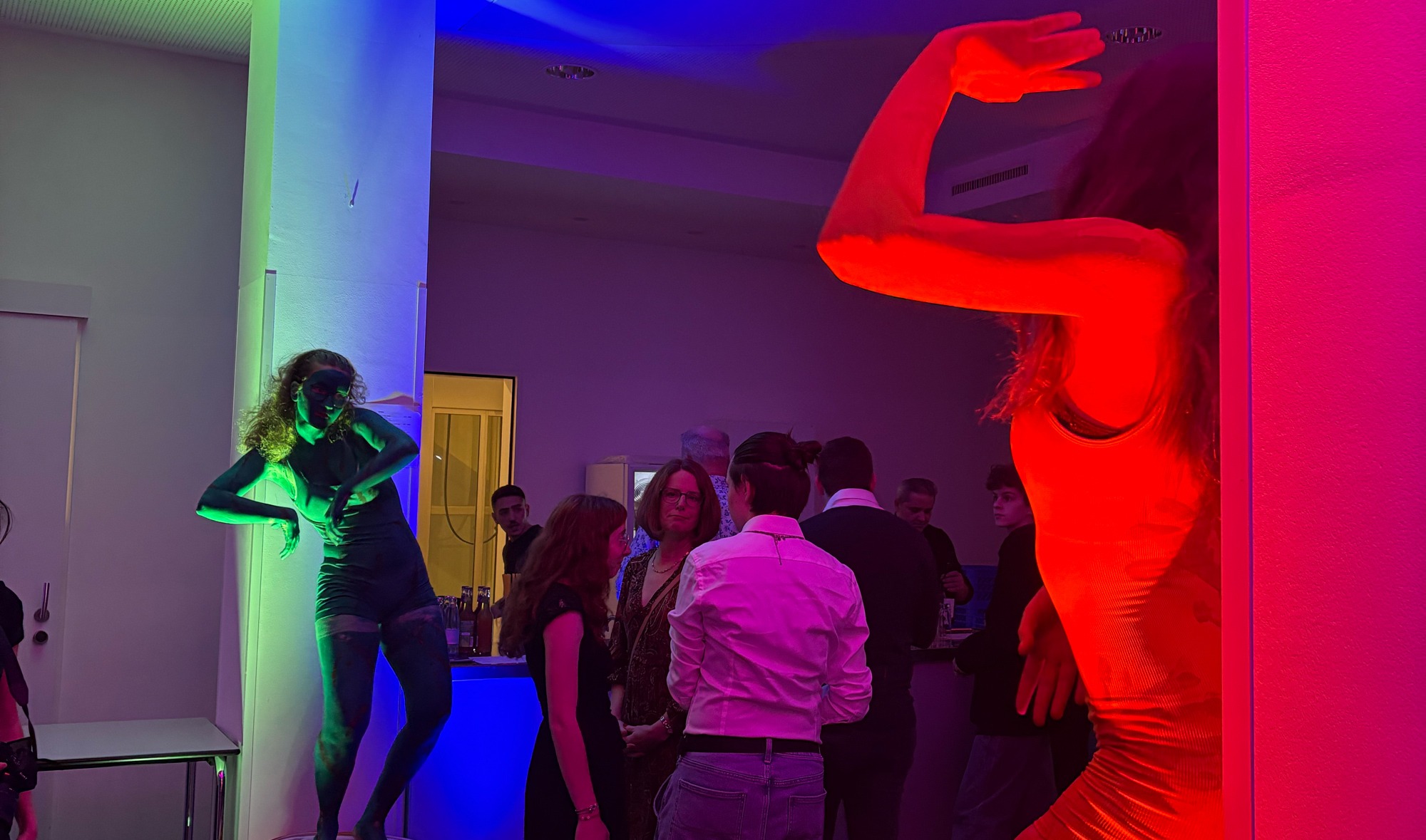 sliderimage-Die Gäste werden bei ihrer Ankunft im Foyer von Tänzerinnen der Tanzfabrik Koblenz begrüßt.