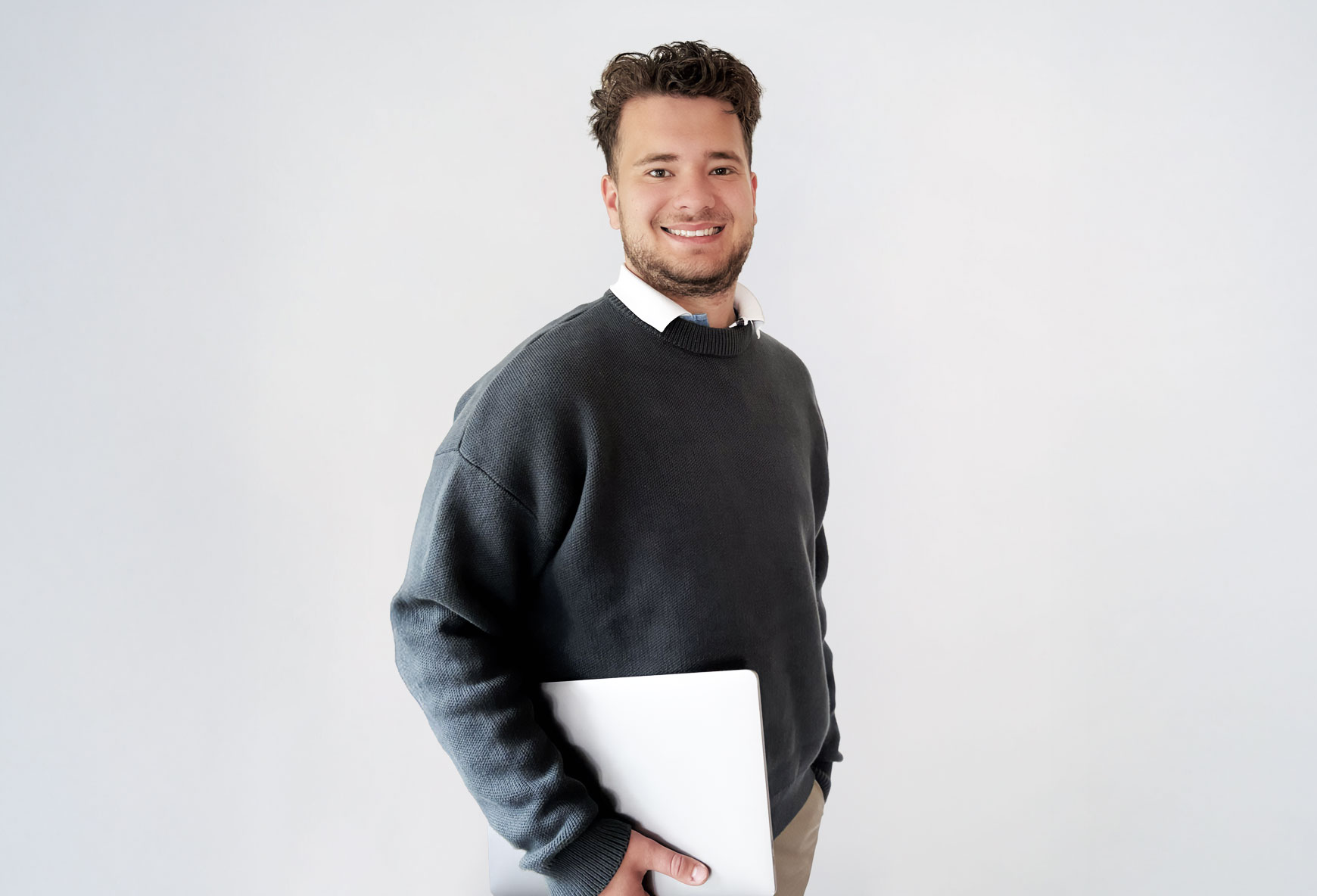 Mats_2 Ein junger Mann in grauem Pulli lächelt