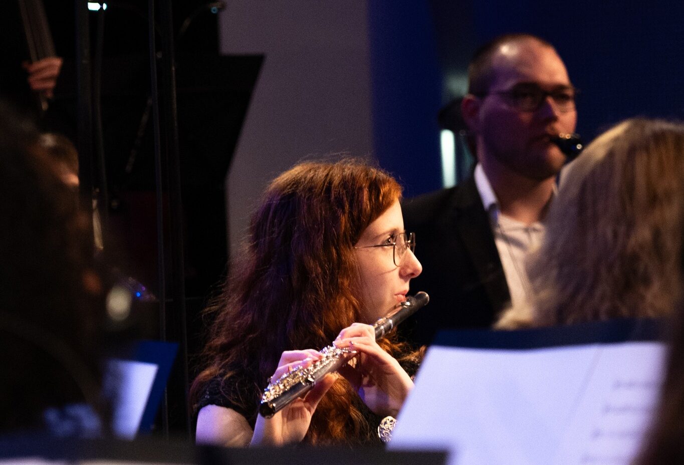 Eine junge Frau spielt Querflöte