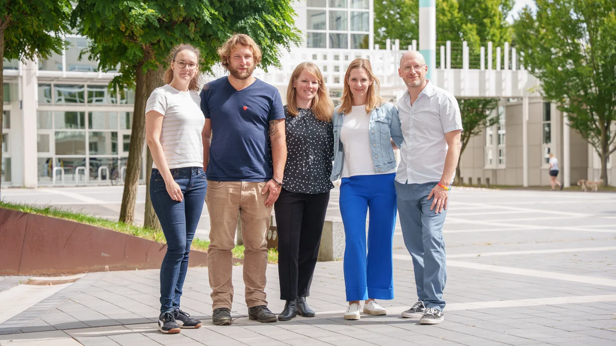 sliderimage-Die Buga-Koordinator:innen der regionalen Hochschulen: v.l.n.r.: Dipl.-Ing. Julia Trapp (HS Koblenz), Lukas Weber M.Sc. (HGU Geisenheim), Anika Kirschbaum M.A. (TH Bingen), Dr. Miriam Voigt (Uni Koblenz), Marcel D’Avis (HS Koblenz). Foto: Markus Dittrich