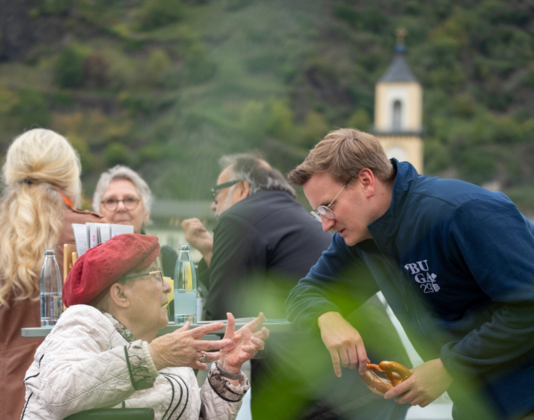 sliderimage-Eine Bürgerin und Rick Vogel der BUGA29 im Gespräch auf der Roadshow in Sankt Goar. Foto: Annika Knell