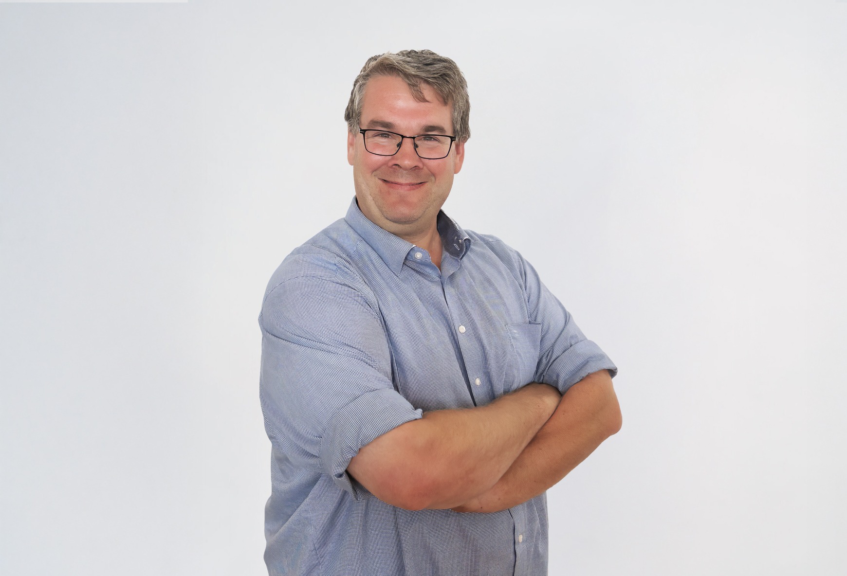 Georg 1 Ein lächelnder Mann in blauem Hemd
