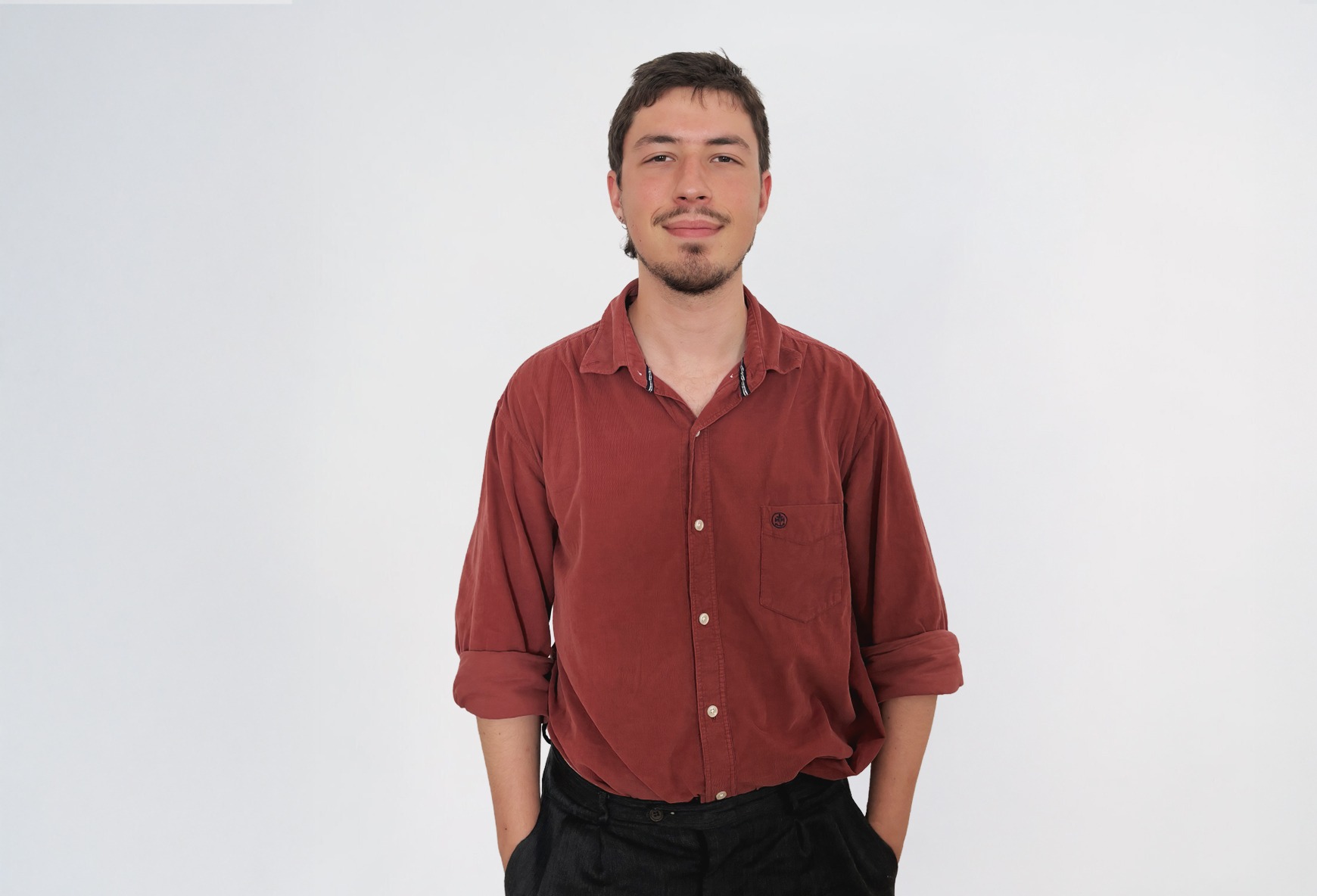 Simon 1 Ein Mann in rotem Hemd und mit braunen Haaren