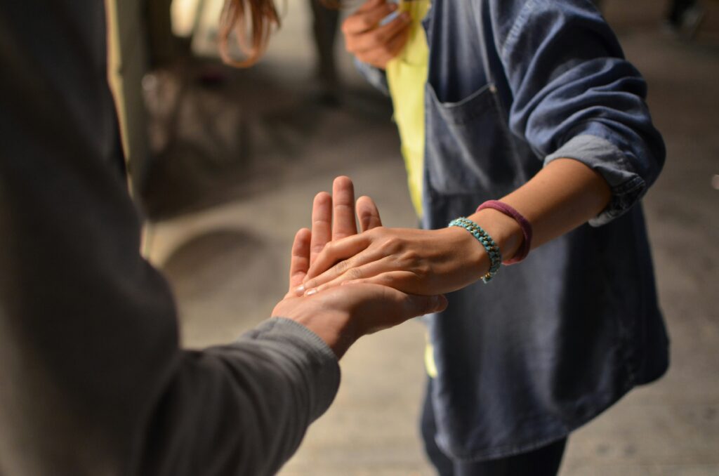 BUGA-Dialog 12: Spezial zur 7. Skulpturen-Triennale in Bingen Eine Person berührt mit zwei Fingern die geöffnete Hand einer anderen Person.