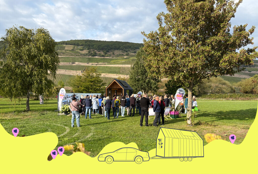 Besucher:innen bei einer BUGA-Roadshow im Grünen vor dem BUGA Mobil.