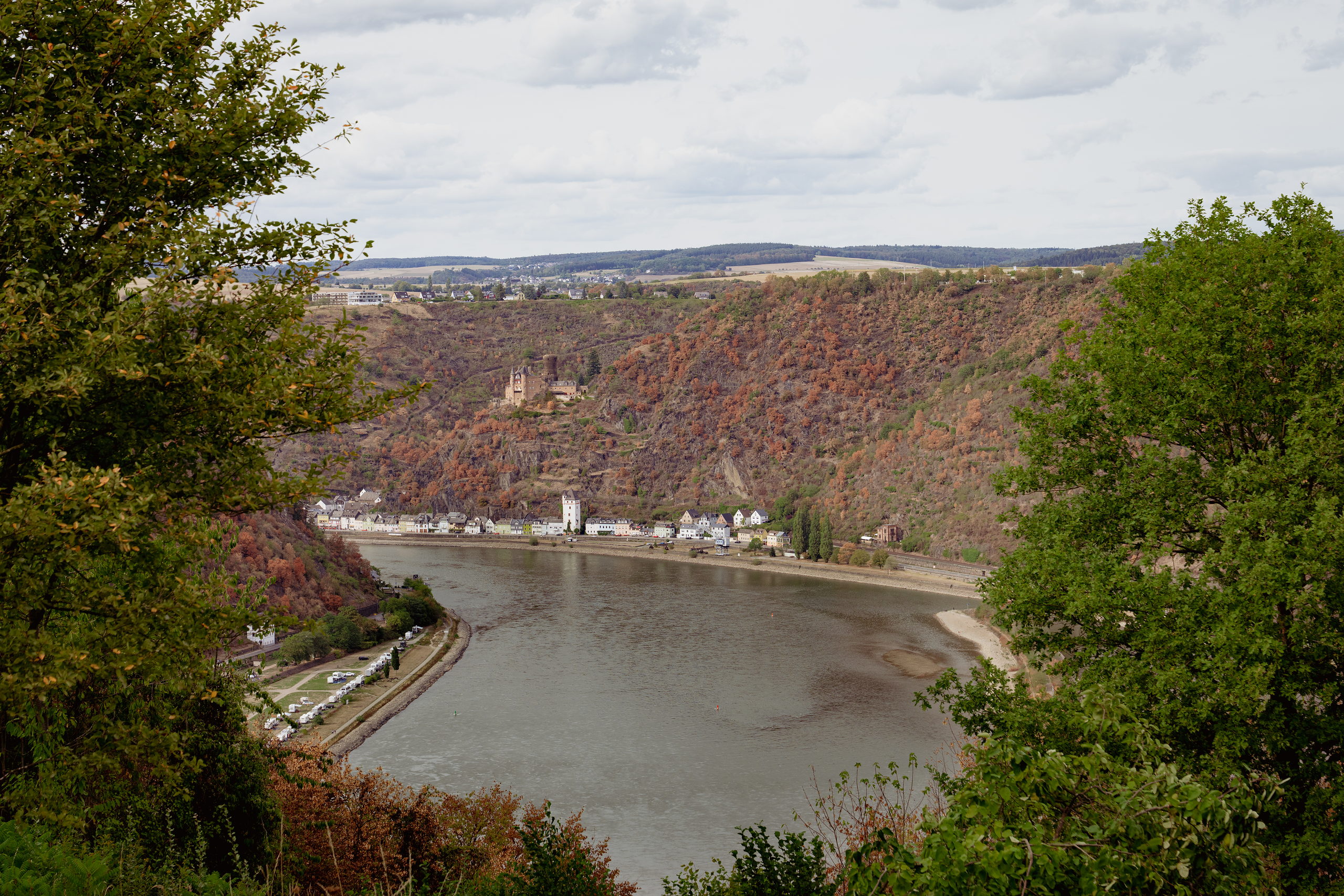 sliderimage-Weitblick über den Rhein und die Landschaft des Mittelrheintals bei Bella Maria Ruh 2026.
Foto: Linda Deutsch