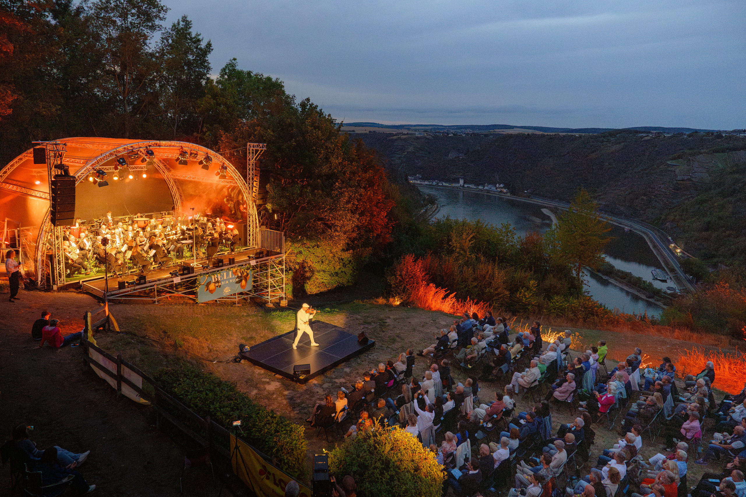 sliderimage-Musik über dem Mittelrheintal: Das BUGA-Orchester spielt bei Bella Maria Ruh vor besonderer Kulisse.
Foto: Linda Deutsch