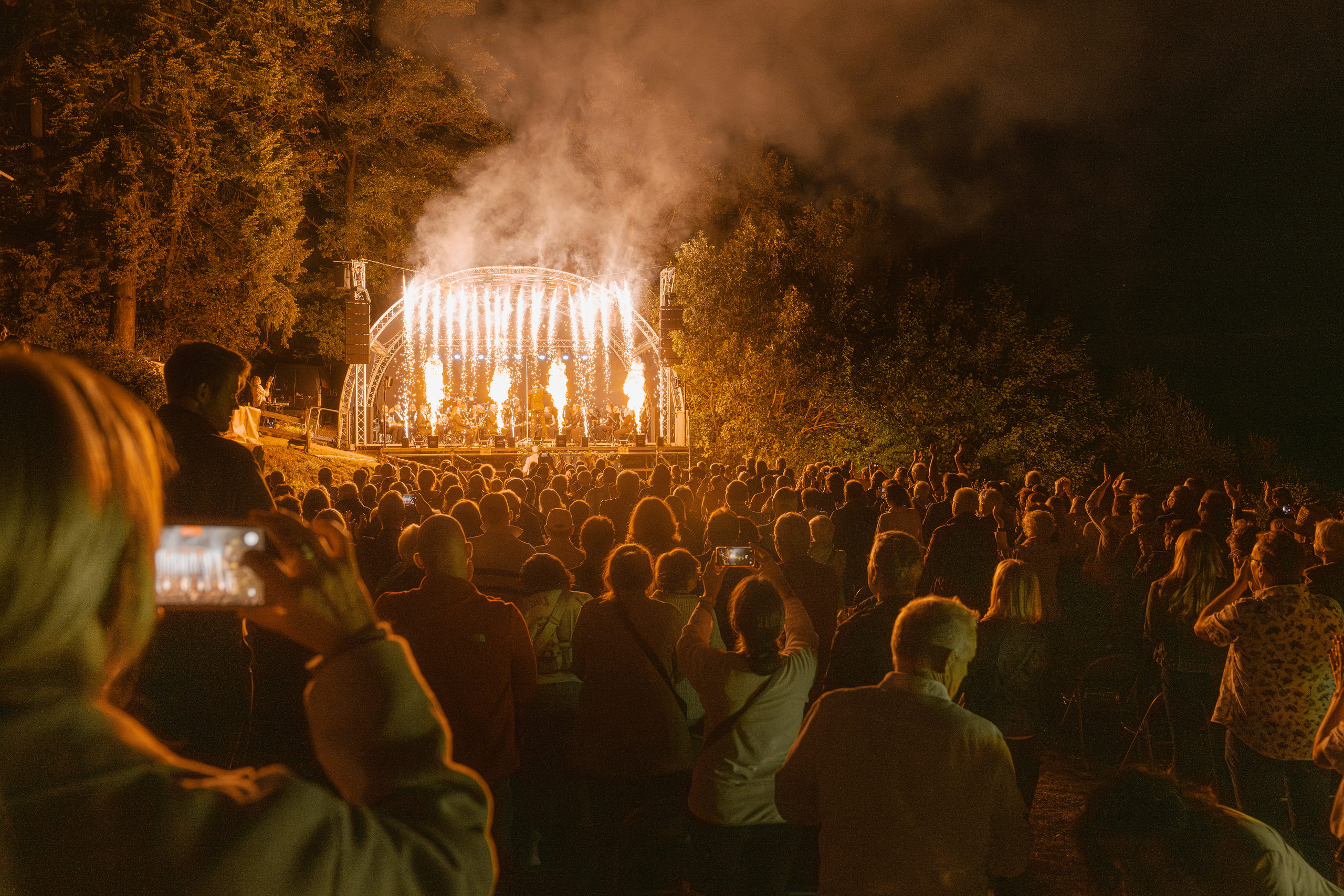 Publikum vor der hell erleuchteten Bühne des BUGA-Orchesters bei Bella Maria Ruh.
