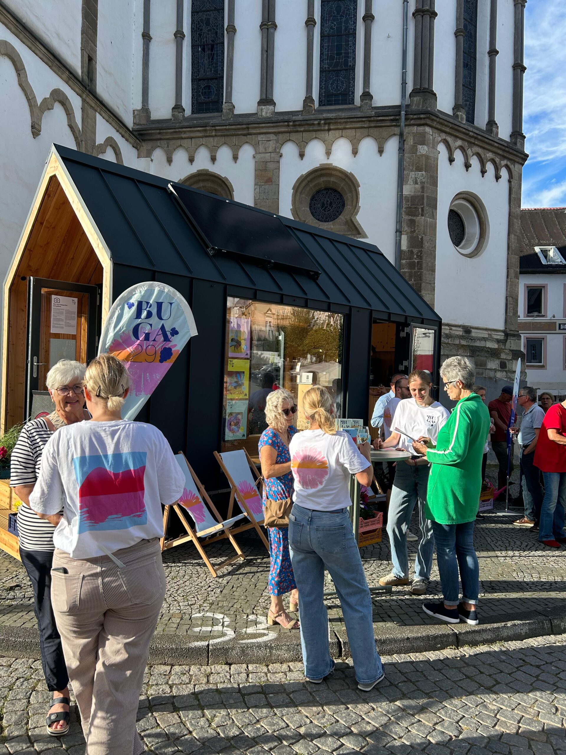 sliderimage-Das BUGA-Team beantwortete vor Ort Fragen und kam mit Besucherinnen und Besuchern ins Gespräch.
Foto: BUGA29